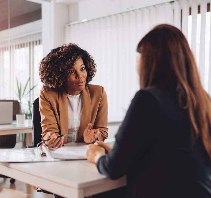 Manager des ressources humaines en entretien a individuel avec un employé