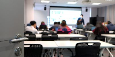 La formation en alternance permet d'associer théorie et pratique.