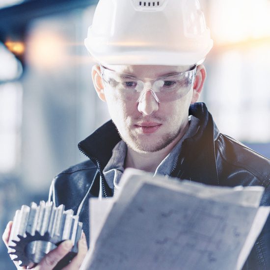 l’ingénieur d’usine vérifie la qualité de la pièce fabriquée