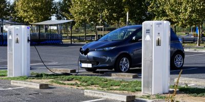 Les installations de bornes publiques de recharge électrique accélèrent à grande vitesse en France.