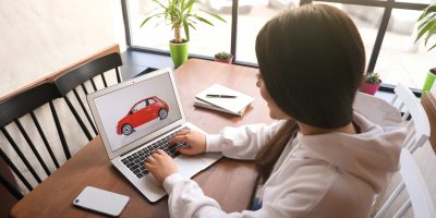 Le client français commence généralement son parcours d'achat de voiture en ligne.