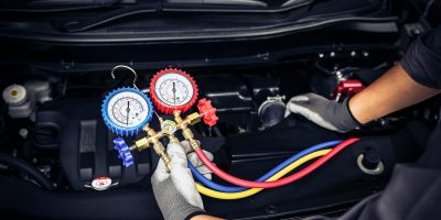 Le contrôle du système de climatisation d'une voiture.